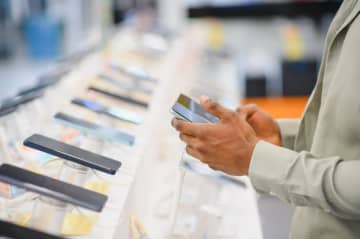 次のiPhoneが出たら絶対に買う！と意気込む夫。2年ごとに買い替えをしているのですが、買い替えすぎですか？スマホの平均的な買い替え頻度を解説