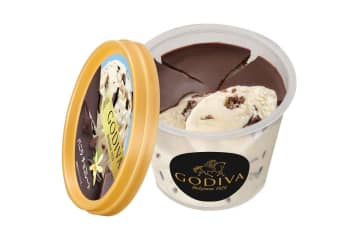 ゴディバ新作カップアイス「バニラ チョコレート」‟パリッと”割れるチョコレート×濃厚バニラアイス