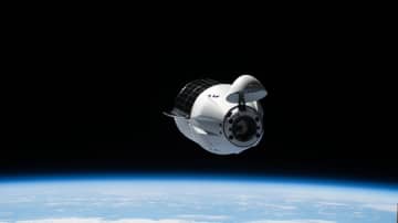 スペースXの補給船「カーゴ・ドラゴン」、ISSの軌道を押し上げる–ロシア撤退に備え