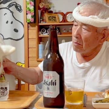 おじいちゃんが『居酒屋さん』になった結果→２匹の犬と一緒に…思った以上の光景が12万表示「はちまき似合いすぎてる」「いろんな和がある」