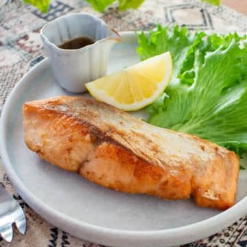 【永久保存版】たったひと手間で臭みゼロ♡ 「家族が大絶賛！」サーモンのムニエルが最高においしくなる裏技