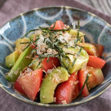 【トマトとアボカドを切って和えるだけ】「ピリッとした味付けがいいね」暑い日に食べたい簡単副菜レシピ