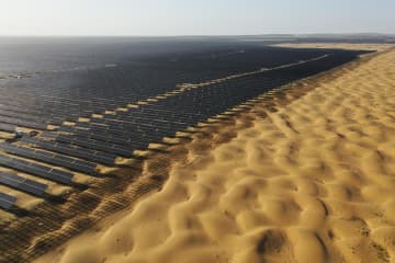 太陽光発電産業が砂漠の生態バリア構築を後押し　中国内モンゴル自治区