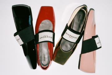 ジバンシィのラベル付き“スクエアトゥ”バレエシューズ、パテントレザー＆メタリックアッパーで