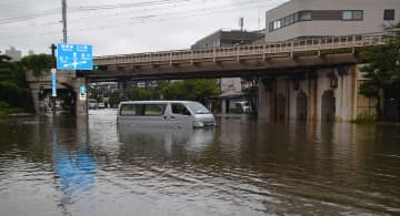 台風15号接近　鎌倉市内全域に避難指示　若宮大路の一部で40センチ冠水、通行止め