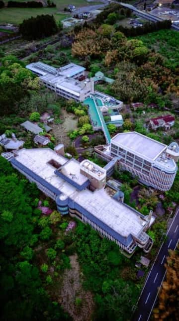 【まるで迷宮】上空から見た巨大廃墟病院の全貌が話題に！自然に飲み込まれる姿が人々を惹きつける！