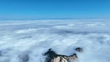 初秋の華山に幻想的な雲海　中国陝西省