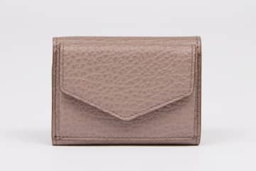 メゾン マルジェラのレザー財布、“4本の白いステッチ”くすみピンクのミニ財布＆キルティングの長財布