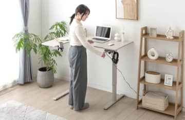 腰痛・肩こり対策に！ 立ち座り自由な電動昇降デスクがタンスのゲンから