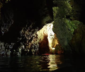 【沖縄の絶景】口コミでわかった「青の洞窟」の秘密。なぜあの青色が見える？行く前に知らないと後悔する注意点も？
