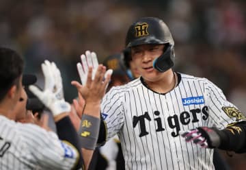 「ビッグマウンテンサンダーだぜ」初回に勢い与えるグランドスラム　大山悠輔が大きなアーチ描く　阪神はM4点灯中