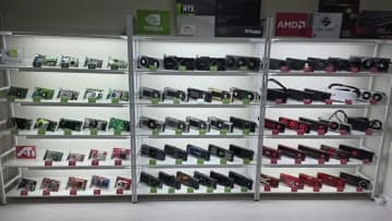 NVIDIA＆AMD製グラボが勢揃い！PCゲーマー垂涎の壮観コレクションが話題