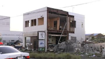 【中継】“突風”被害で横転トラックの運転席部分はまだ現場に…近くに外壁吹き飛んだ建物も　8000戸で停電続く　静岡・牧之原市