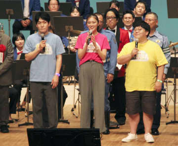 ゆうちゃみさん交通安全呼びかけ　警視庁イベント「気を付けよう」