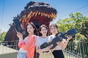 ゴジラ公式が投稿したとんでもない写真、銃を構える3人の女性に違和感が…　「銃口逆だろ」とツッコミ相次ぐ