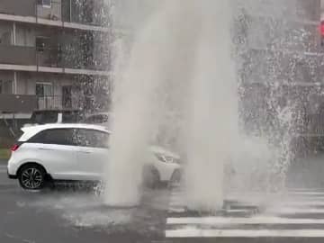 【動画あり】横浜、マンホールから水が噴き出る　台風、神奈川の土砂災害警戒情報は解除