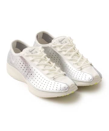 【NIKE】ちょい攻めてるのが◎「シルバースニーカー」