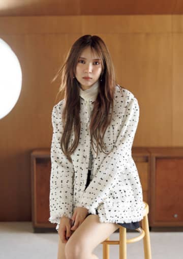 “yousti”としてソロデビューした小林由依、ほっそり美脚チラリの秋コーデ披露！等身大の魅力に迫る