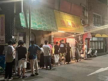 「深夜の熱海名物」とは？ 日帰り客が半数の熱海温泉で実は進化中の“夜の街”に注目