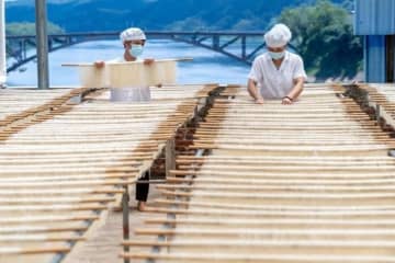 注文対応に追われる広西特産のライスヌードル工場―中国