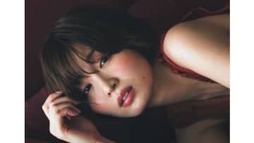岡崎紗絵 情熱的な赤ドレスで寝転がる姿を披露！大人の色気あふれるショットや無邪気な表情など魅力が詰まった2nd写真集先行カット解禁