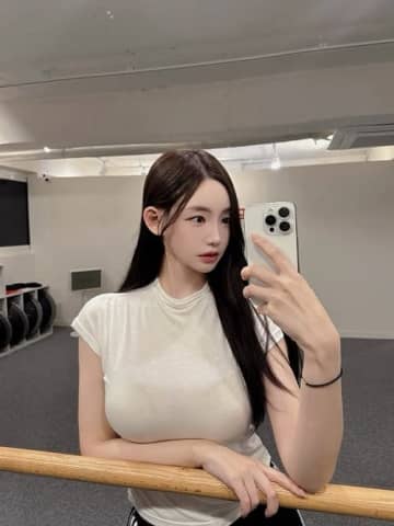 もはや隠せてない…韓国の人気女性アナ、スタイル強調の白Tショットに「美貌更新」「完璧すぎ」の声【PHOTO】