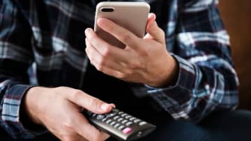「帰宅後スマホばかりの夫」に不満爆発！スマホやテレビは全世代共通して不満のトリガーに