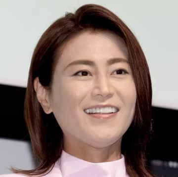 48歳氷川きよし、加速する美しさ！　ショーパン姿に水着姿も　美麗ショットをイッキ見