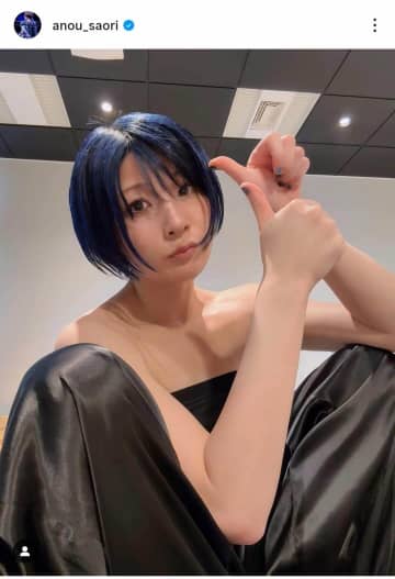 安納サオリ、カッコよすぎ＆美しすぎグレーの新ヘアカラーに　映えるブラックコーデも「超超似合っています」