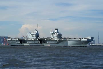 「真面目にやっているのになぜか笑ってしまう」　イギリス海軍が巨大空母の上でラジオ体操　「親近感爆上がり」と大反響