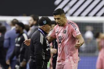 “唾吐き行為”のスアレス、カップ戦6試合の出場停止に…“顔面殴打”のブスケツにも処分下る