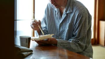 「冷房もほとんどつけられない…」年金月6万円・78歳男性、〈蒸し暑い団地の一室〉で食べる“半額弁当”の夜