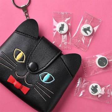 カルディ、蝶ネクタイをした黒ネコフェイスの「くろねこコインケース」発売