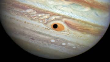 黒い瞳？　ハッブルが捉えた木星の大赤斑に落ちるガニメデの影