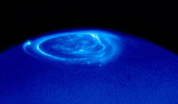 木星のオーロラに現れるガリレオ衛星の“足跡”　NASA探査機ジュノーがすべて同時に観測