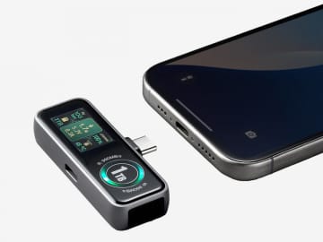 冷却ファンで発熱防止！ 液晶画面で状態がわかる！ 超小型の高速SSD「600-IPCFAN」