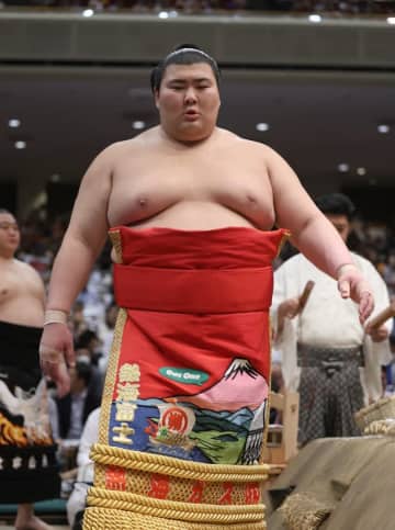 熱海富士、誕生日プレゼントのラブブを披露。チーズとあんこが詰まった“山盛り餃子ケーキ”も登場