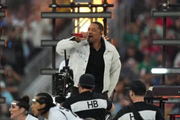 「手が足になってる…」ウィル・スミスのライブ映像に“フェイク疑惑”→本人が新たに投稿したのは…