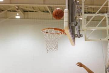 女子バスケ部顧問、部員10人をバス乗せず7キロ歩かせる　学校側「一定の理解は得られた」も...法的問題は？