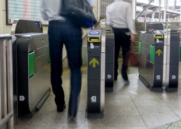駅構内のレストランを利用するために「通勤定期券」を使っている友人。「入場券」として使っても問題ないのでしょうか？