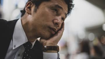 30年も働いたのに…54歳で降格・給料激減。6年後の定年退職日に花束をもって「現役引退宣言」をする夢、散る。“おわった人”扱いの絶望