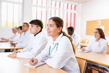 【薬剤師vs大卒男性】薬剤師になるため「薬学部」に行きたい息子。学費「1000万円」以上で6年かかるなら、4年制大学を出て就職すべきですか？ 元は取れるのでしょうか？