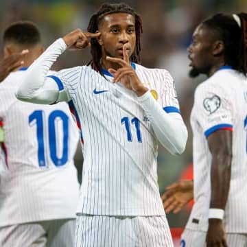 フランス代表オリーセの先制弾、「実はロングすぎるワンツーだった」。自陣からフィード→前線に駆け上がりダイレクトで仕留める