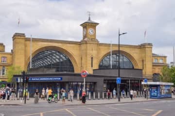 犬を抱えて高さ34メートルの時計塔に登ったデモ抗議者→4時間の交渉後、迷惑行為で逮捕