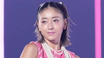 「絶対領域好き」「二の腕セクシー」 みちょぱ、個性的な衣装から覗く“小麦肌美ボディ”に反響