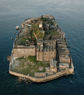 「この角度で眺めるのは初めて！」上空から見た軍艦島、その儚くも美しい今の姿が胸を締め付ける