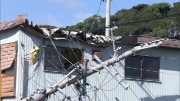 突風被害から一夜明け…静岡・牧之原市では厳しい暑さの中復旧作業が本格化　静岡県内では20人超が重軽傷を負い、住宅被害は400棟超に