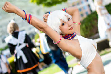 【コスプレ】『スト6』エレナの健康的な褐色ボディが躍動！美しい腹筋としなやかな曲線の軌跡を追いかけた【写真9枚】