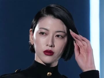 「脚が長すぎる！」三吉彩花、ショートパンツに黒タイツ着用で圧巻スタイルが際立ちまくり「どんなスタイルやねん」ファン釘付け