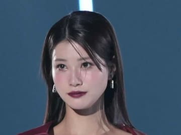 生見愛瑠、“雰囲気違う大人モード”にドキドキ…スリットから覗く美脚に「セクシー」「色っぽい」ファン大興奮